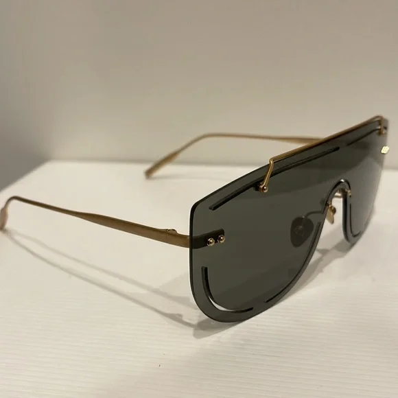 LIKE NEW. AMAVII JANE FRANCES SUNGLASSES AVIATOR SUNGLASSES  display picture 2